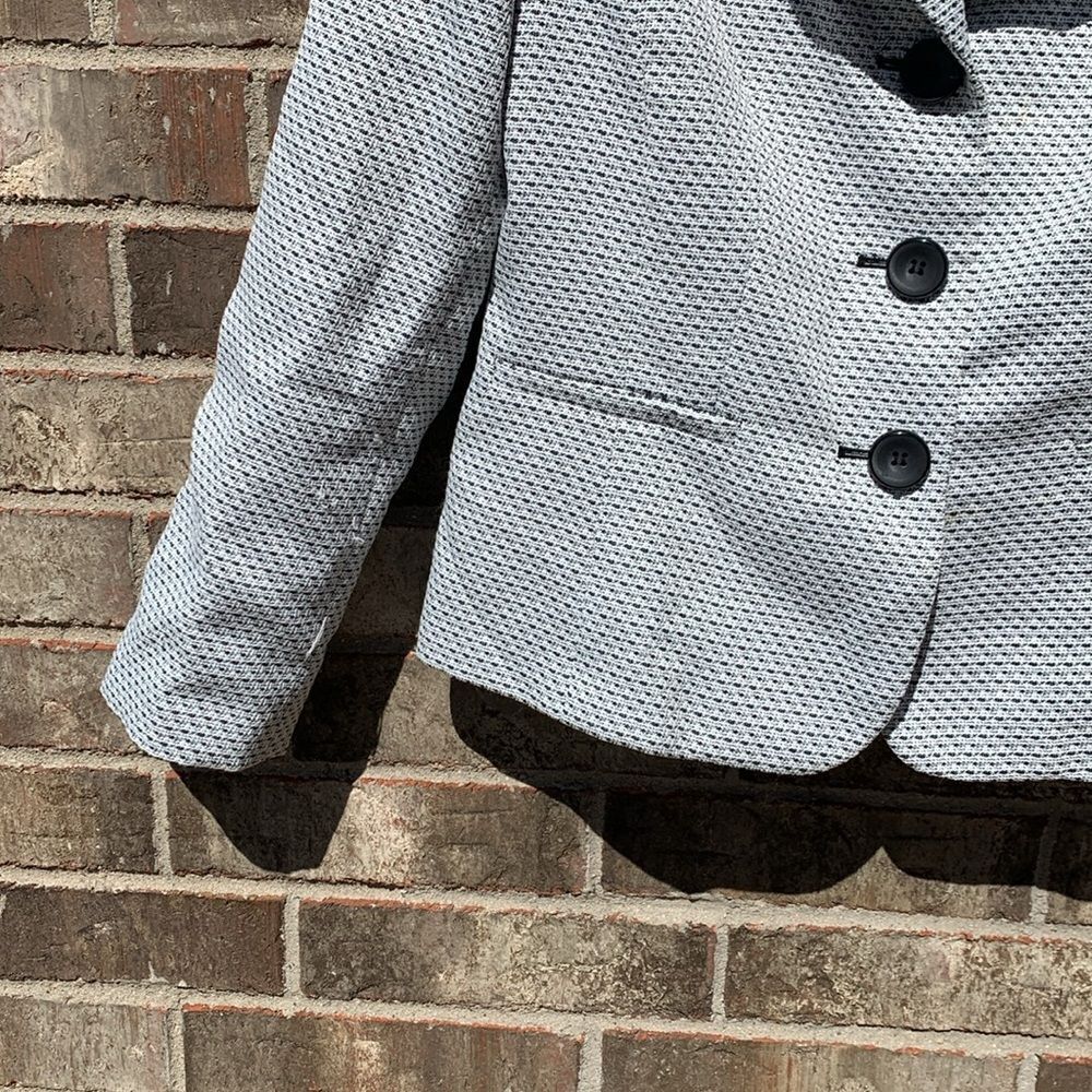 Take 50% OFF- Suit Studio Gray Structured Blazer with Notched Lapels, Size-10 - Picture 3 of 7